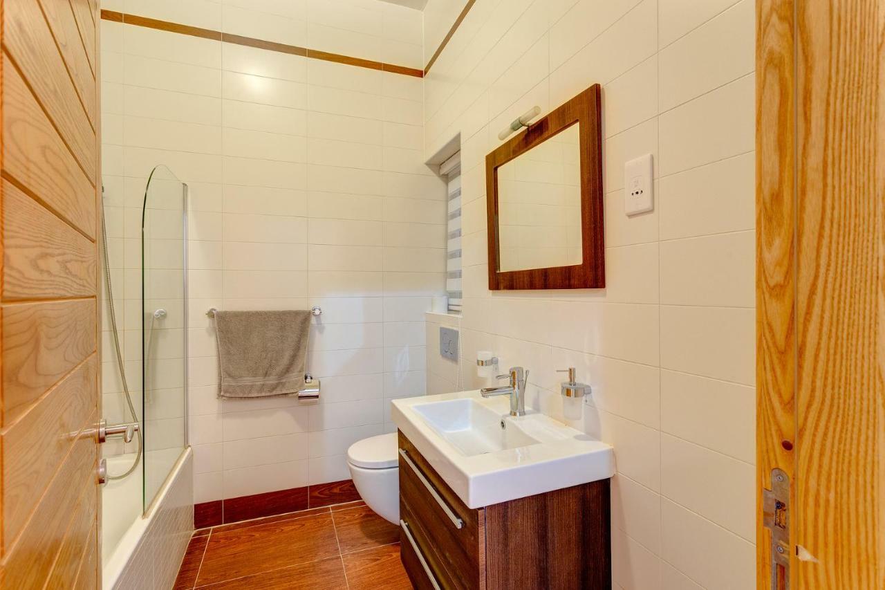 Gorgeous Apartment With Terrace In Fort Cambridge, Pool Sliema Exteriér fotografie